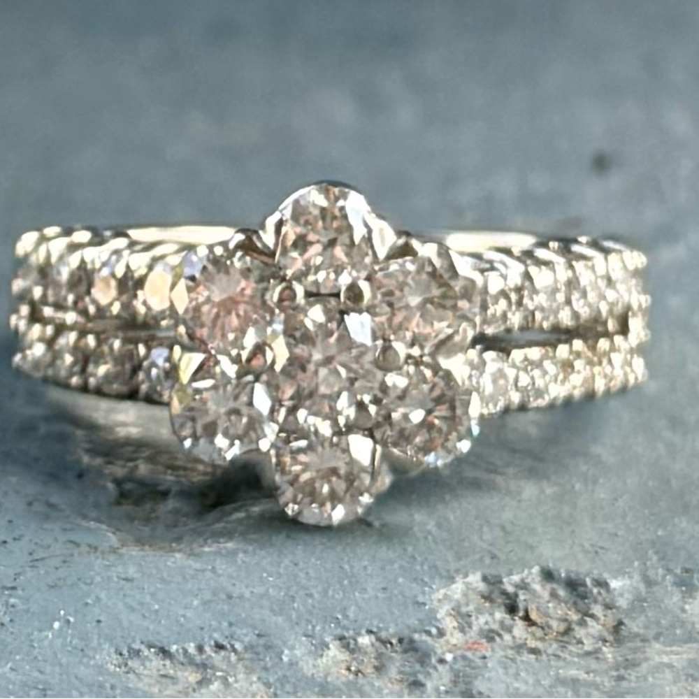 Beautiful 14k White Gold 1.86 Ct Diamond Flower Ring - Picture 5 of 10